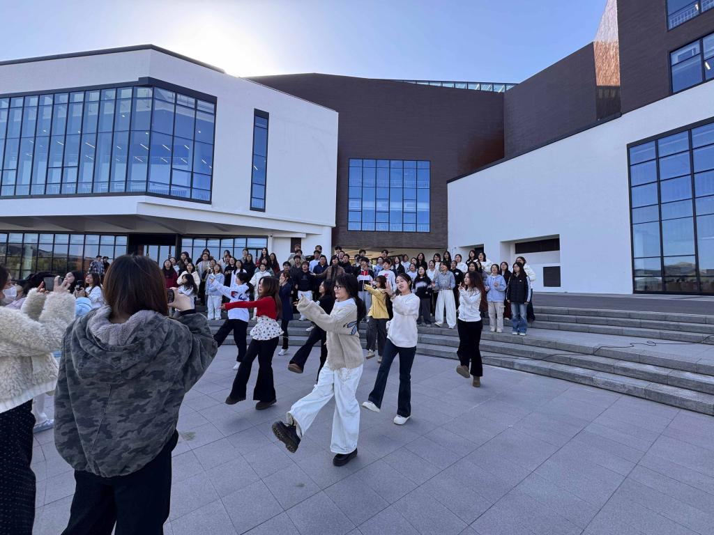 晴川艺术团户外快闪！三大团队联手，用歌声舞韵点亮校园